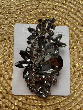 Beautiful gray toned jewel brooch NWT